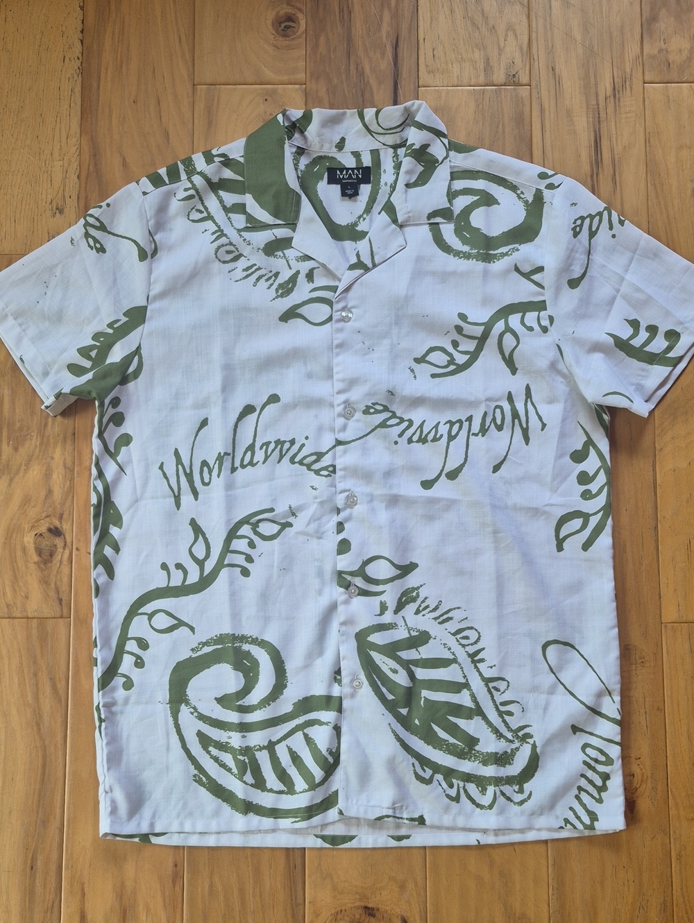 Boohoo Mens White Short-Sleeve Button-Down Shirt with Olive Script Print